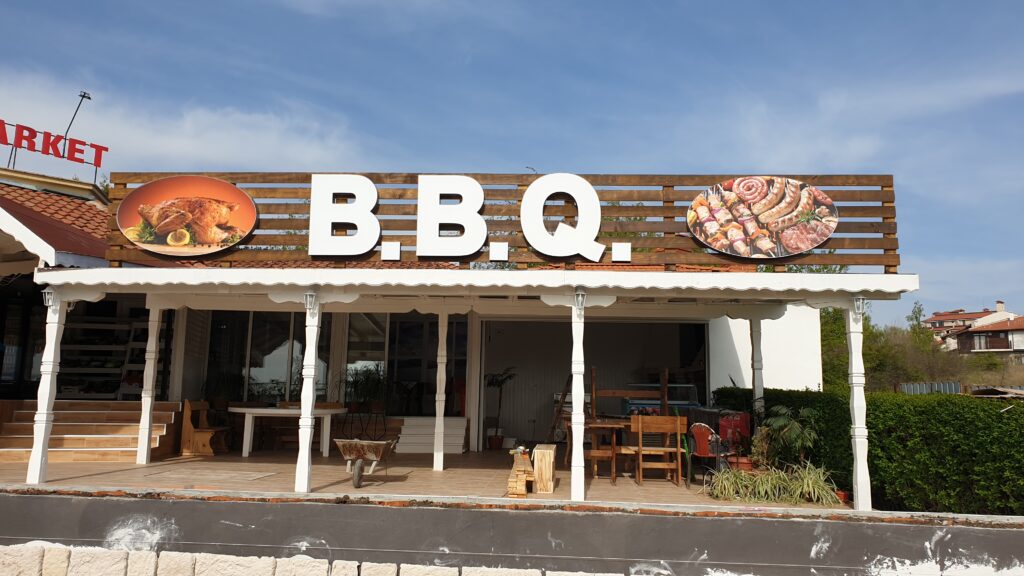 Светещи букви от алурапид и LED осветление върху основа от алуминиеви ламели с 60 месеца гаранция.