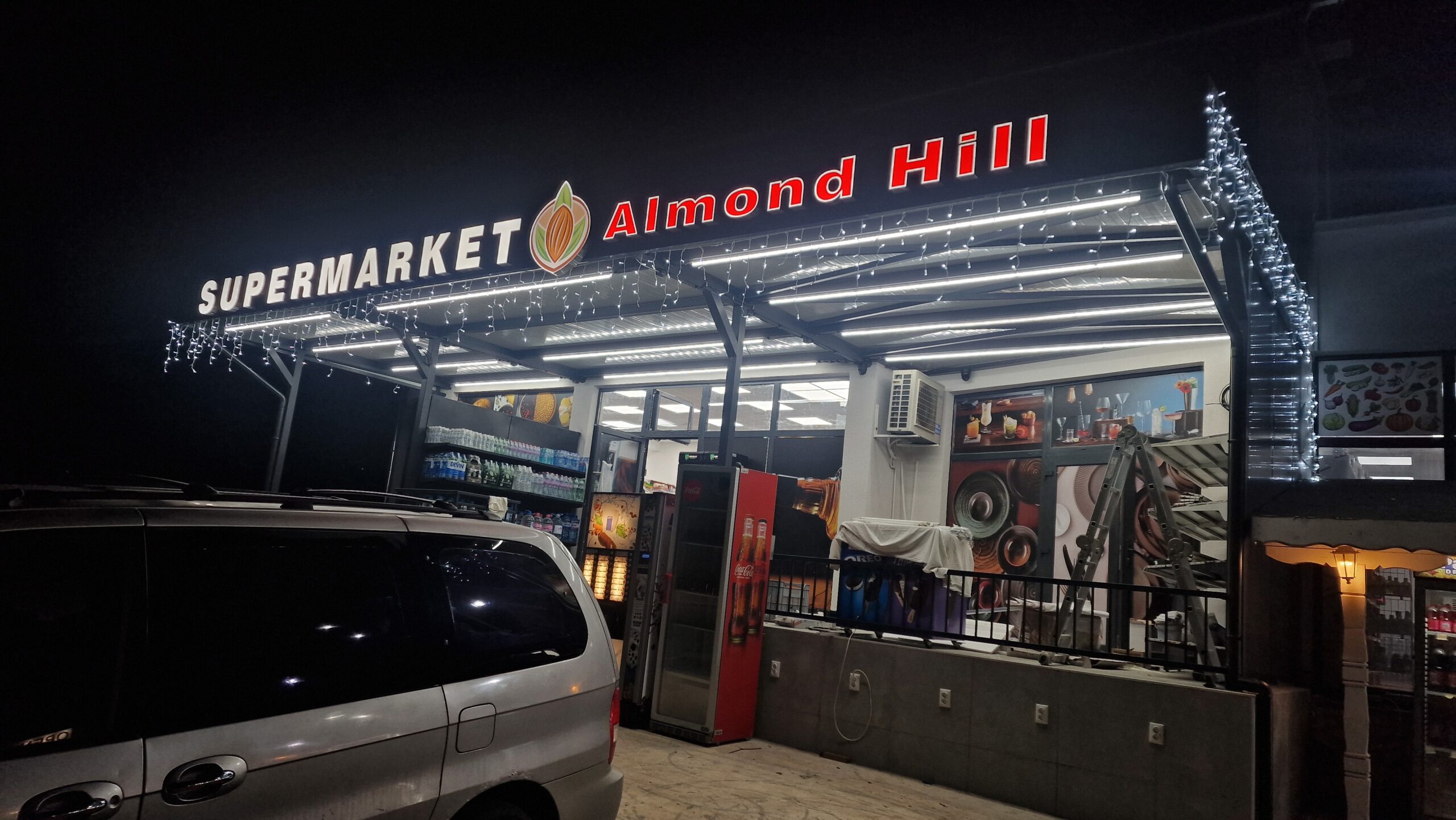 Светещи букви от алурапид и LED осветление върху основа от АКП с 60 месеца гаранция.